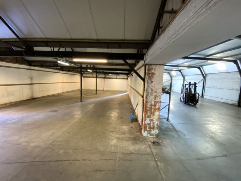 Ruim magazijn (550m²) met buitenruimte achteraan foto 4