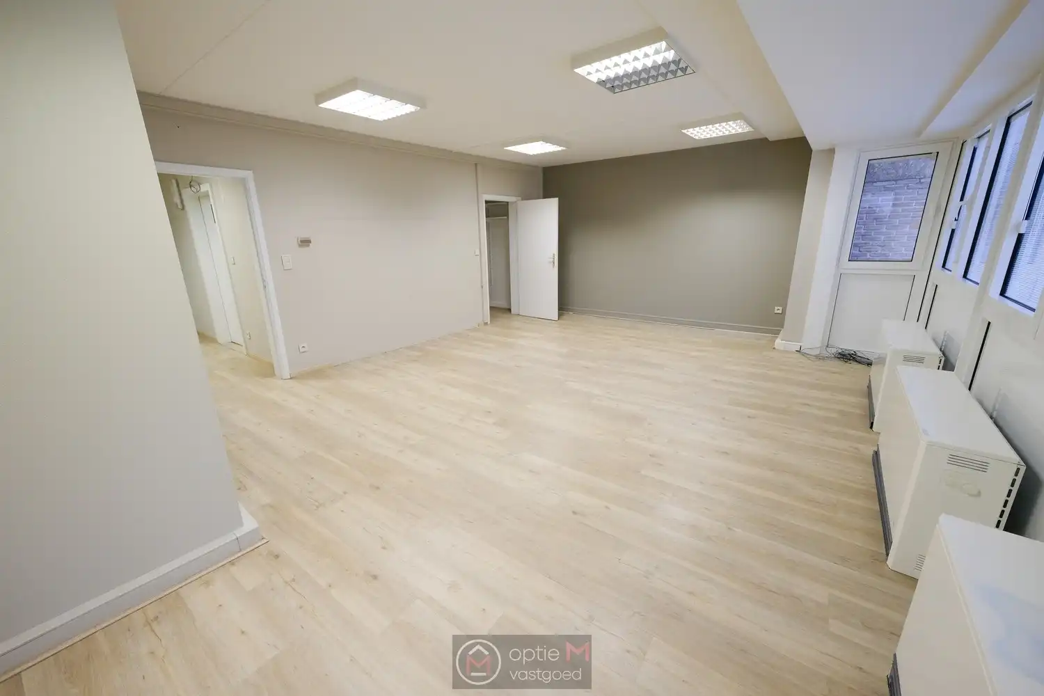 RUIM KANTOORGEBOUW OP TOPLIGGING IN BILZEN foto 23