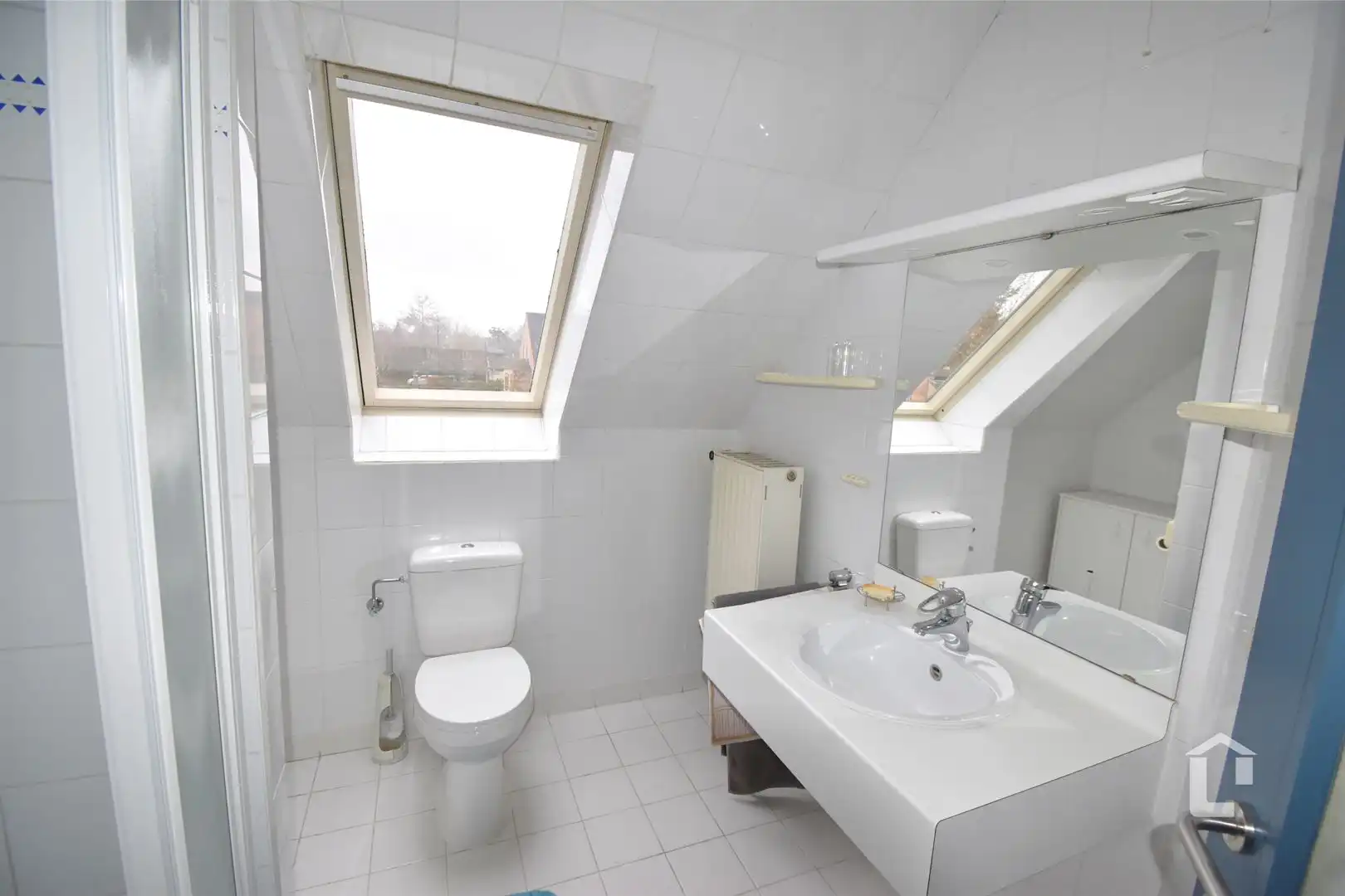 Ruime, unieke villa met bureaus in woonwijk foto 15