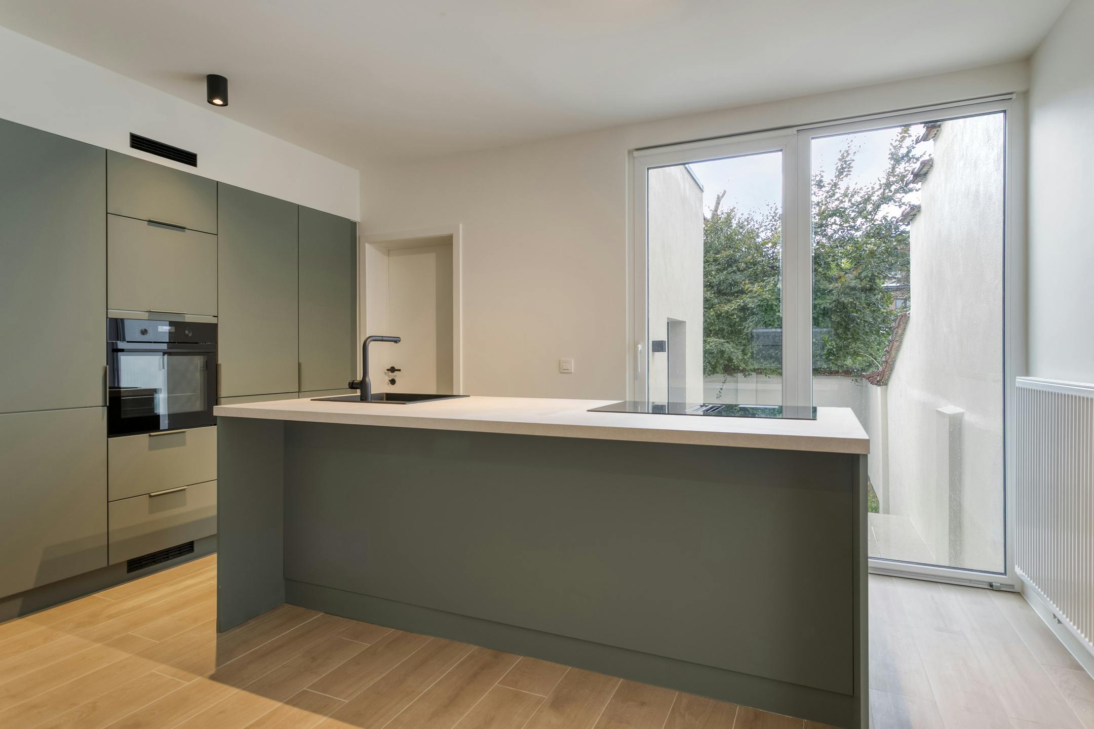 Prachtig vernieuwde ruime woning met EPC B te koop in centrum Kortrijk foto 3