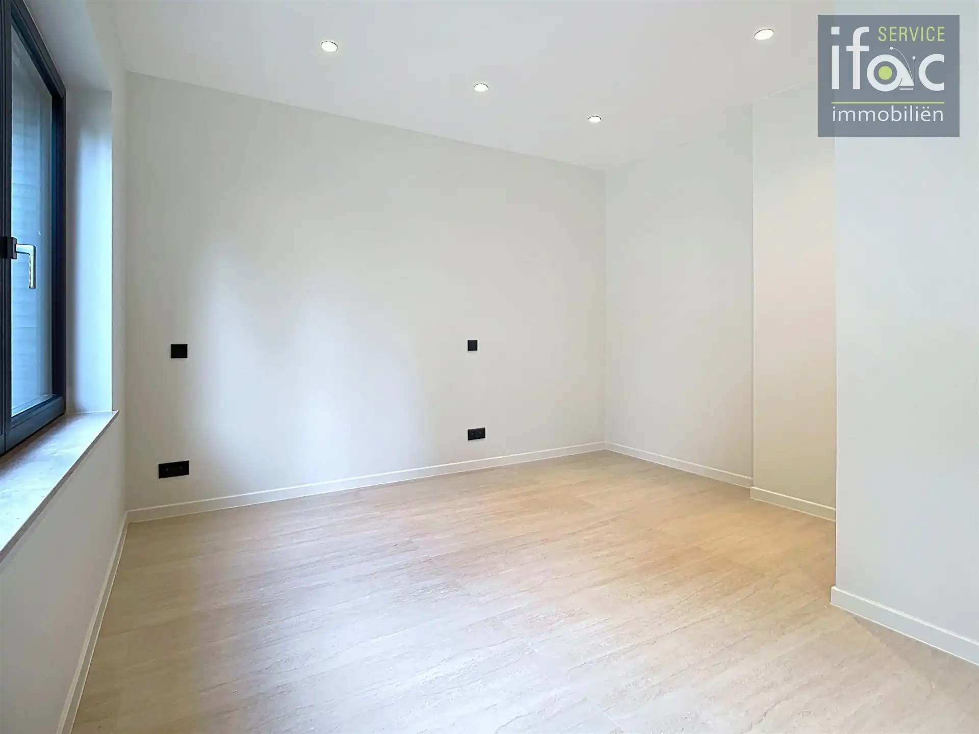 Volledig vernieuwd woning, grote garage, tuin, 3 gr slpks foto 12