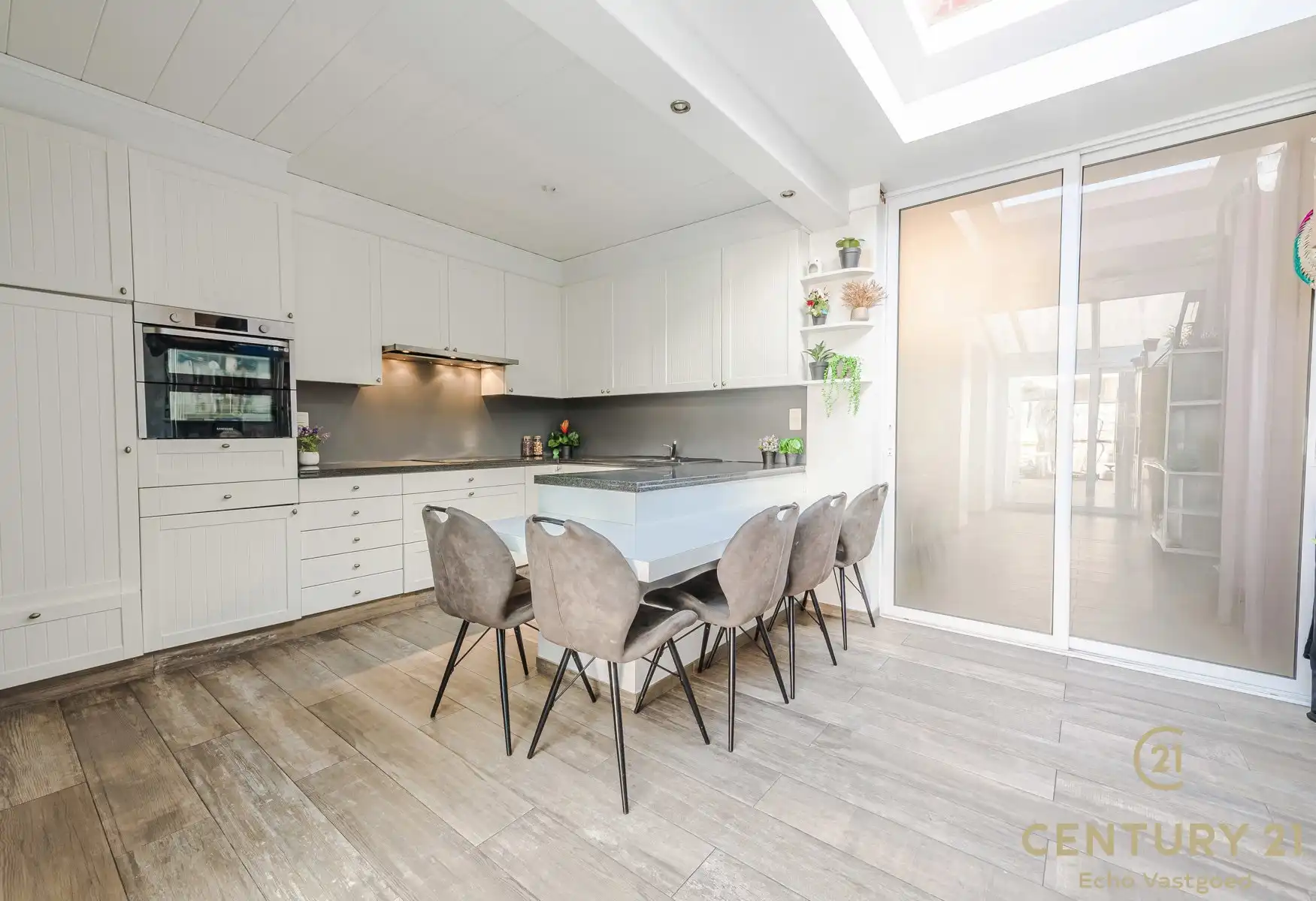 Ruime, gerenoveerde woning met 4 slpk en stadstuin foto 8