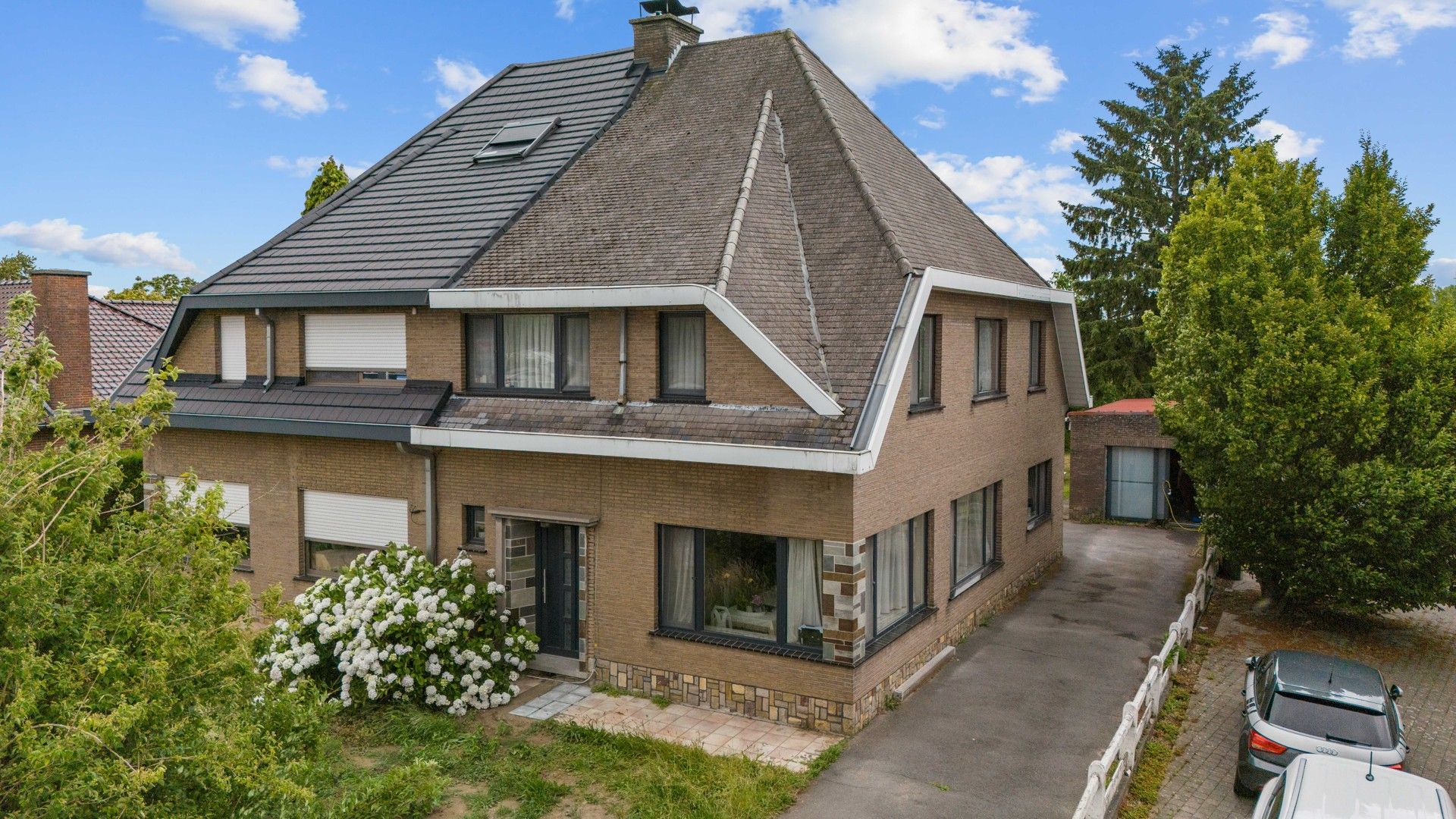 Halfopen gezinswoning in het hart van het landelijke Gontrode, met zicht op agrarisch gebied foto {{pictureIndex}}
