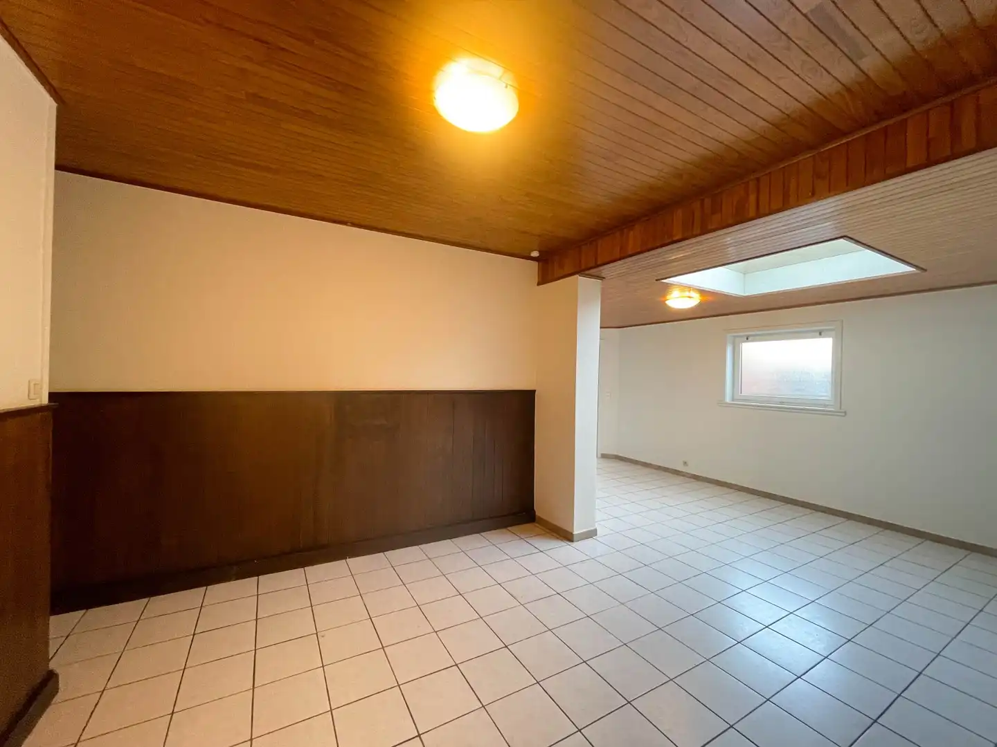 Gerenoveerde woning met 2 slaapkamers, terras, garage & staanplaats te Roeselare! foto 8