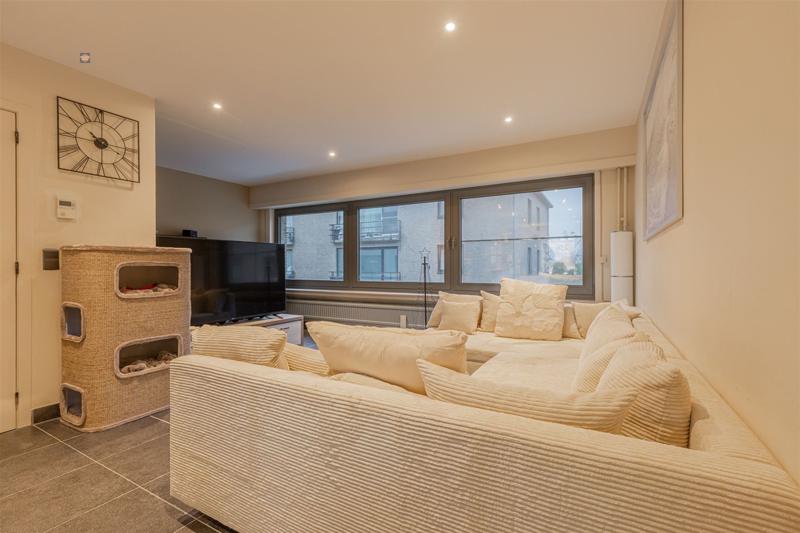 Ruime bel-etage met 3 slaapkamers, grote garage en gezellige tuin foto 4