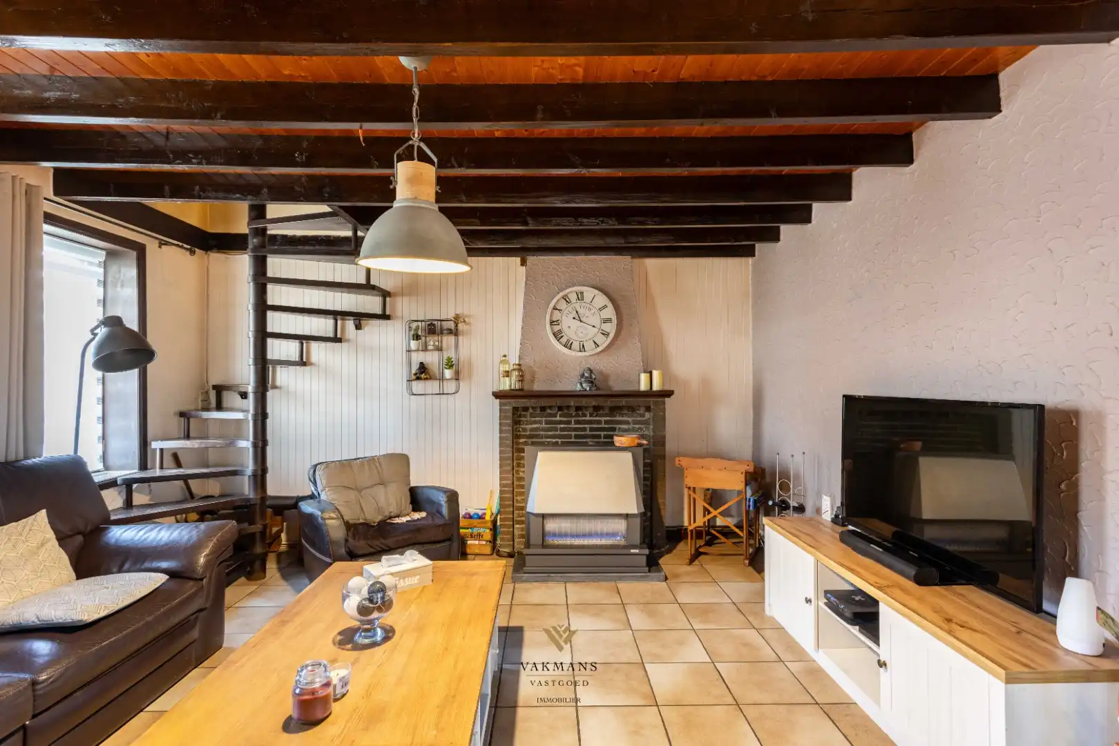 Fermette woning met oprit, dubbele garage en prachtige tuin foto 9