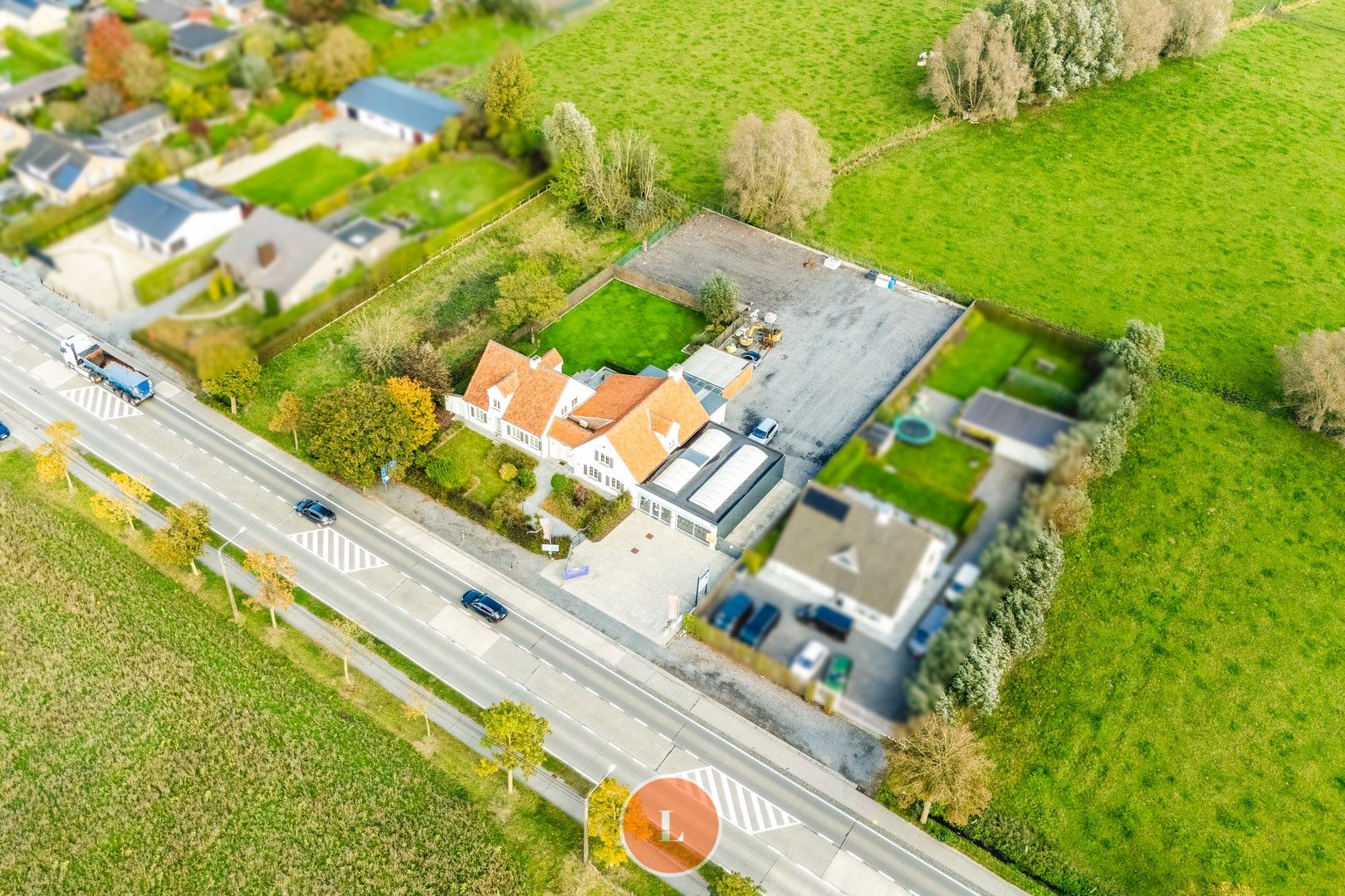 Villa met prachtige tuin, heel voor mogelijkheden op een perceel van 2740 m² en handelsruimte. foto {{pictureIndex}}