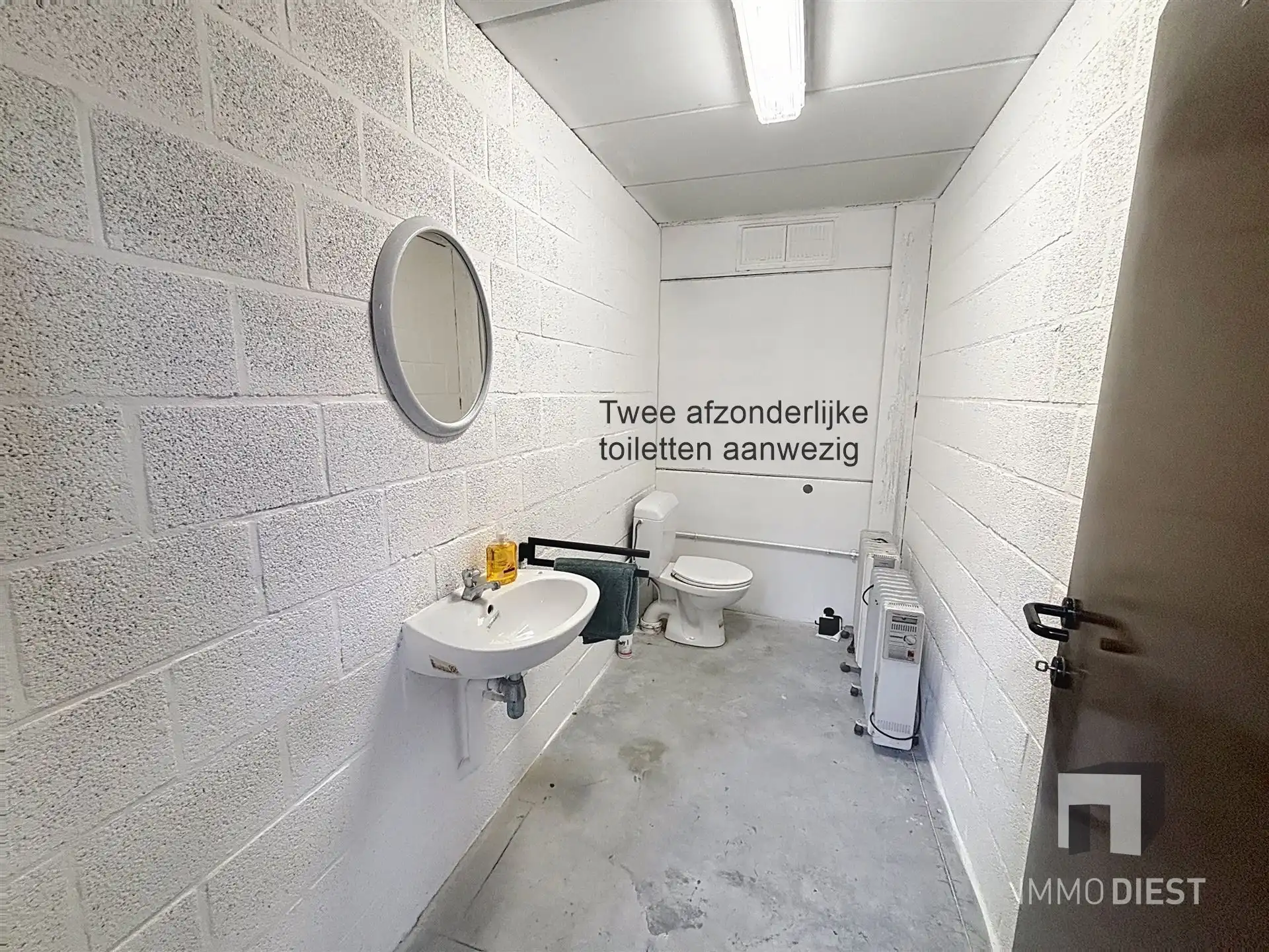 Magazijn met bureel en parking op toplocatie foto 11