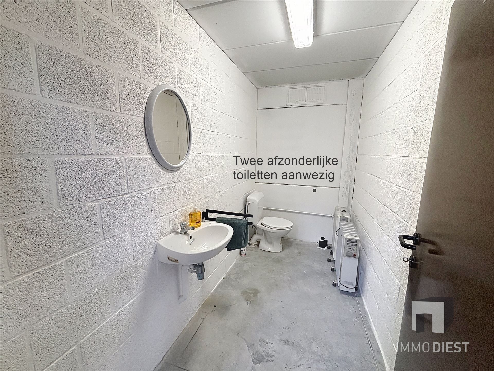 Magazijn met bureel en parking op toplocatie foto 11