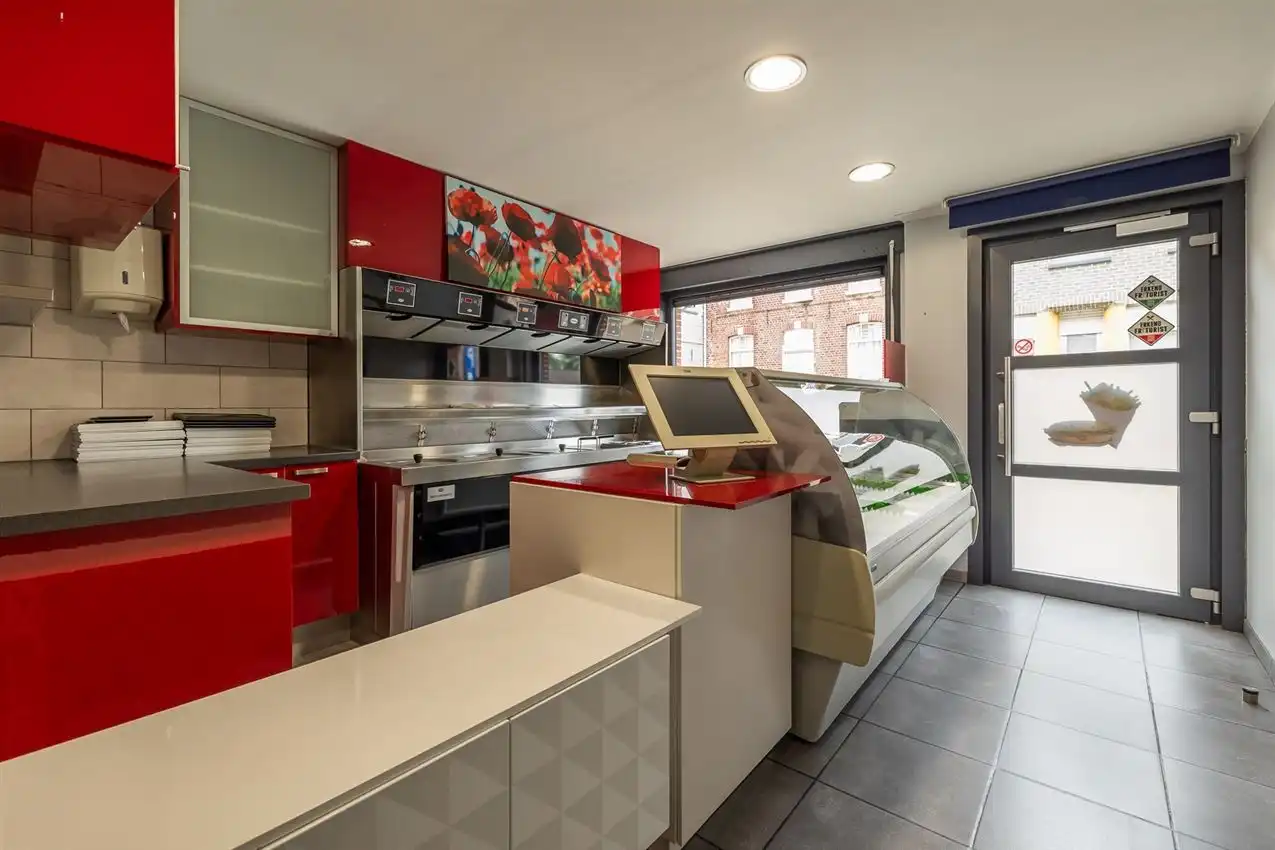 Handelswoonst met volledig uitgeruste frituur en appartement foto 8