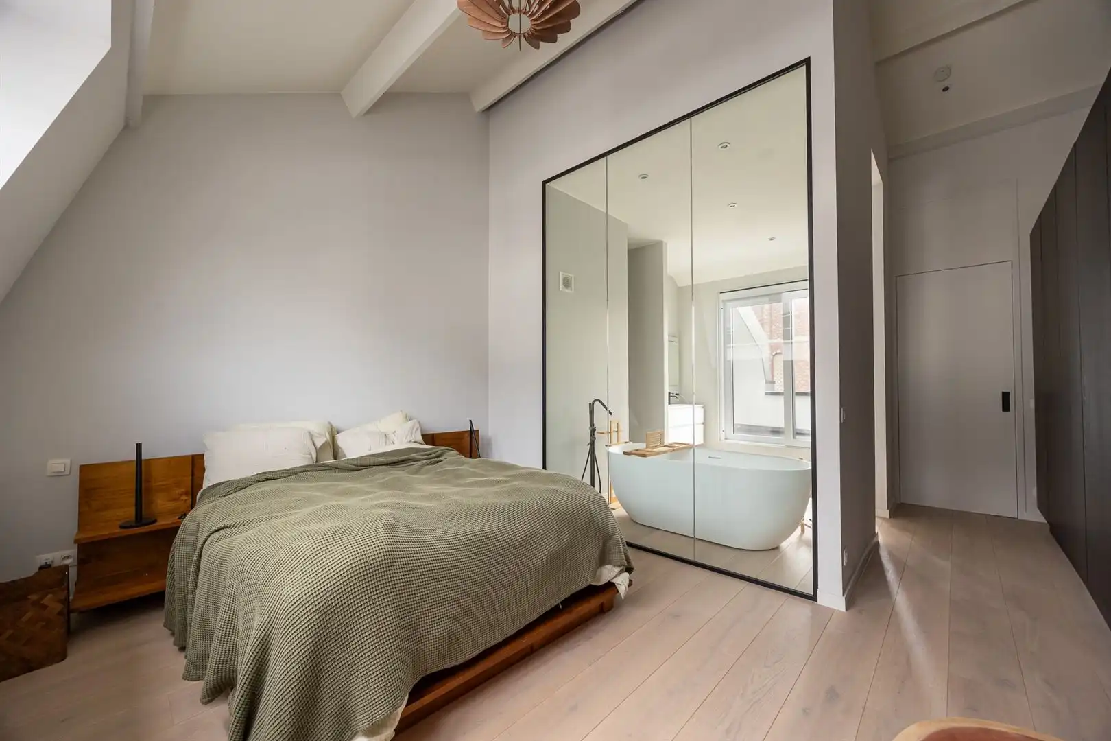 Woning met 2 gerenoveerde appartementen foto 18