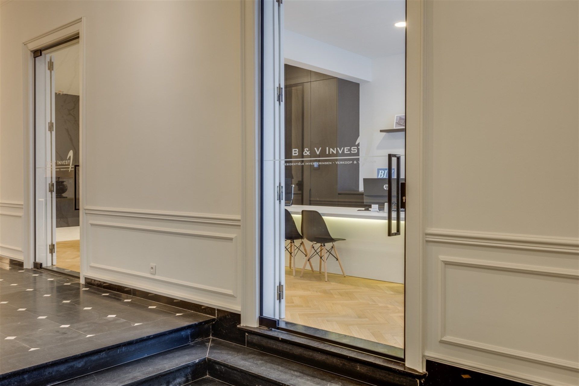 Representatief kantoor- of handelspand op topligging aan het Keizersplein in Aalst foto 7