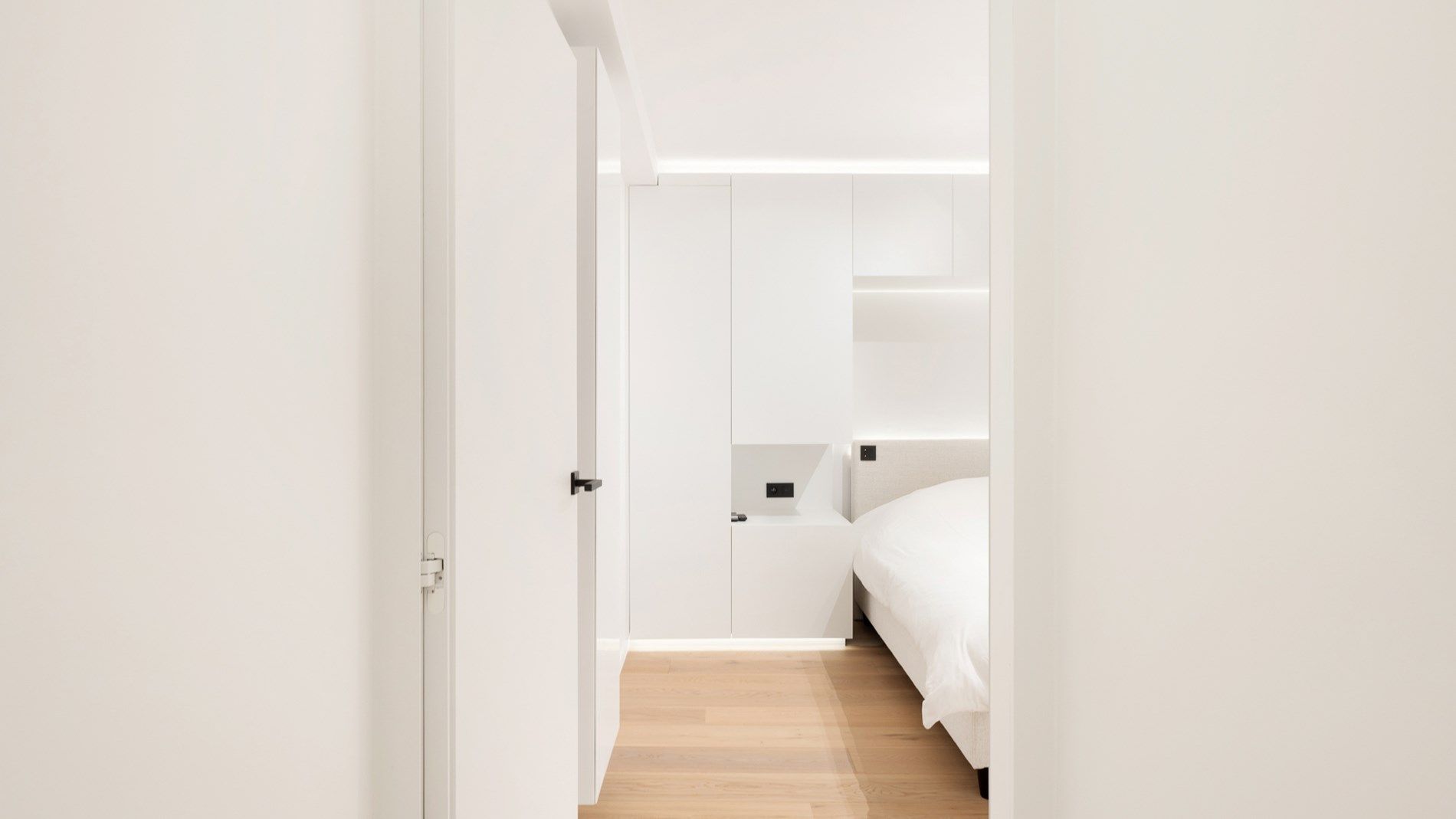 Subliem gerenoveerd appartement aan de Zeedijk foto 14