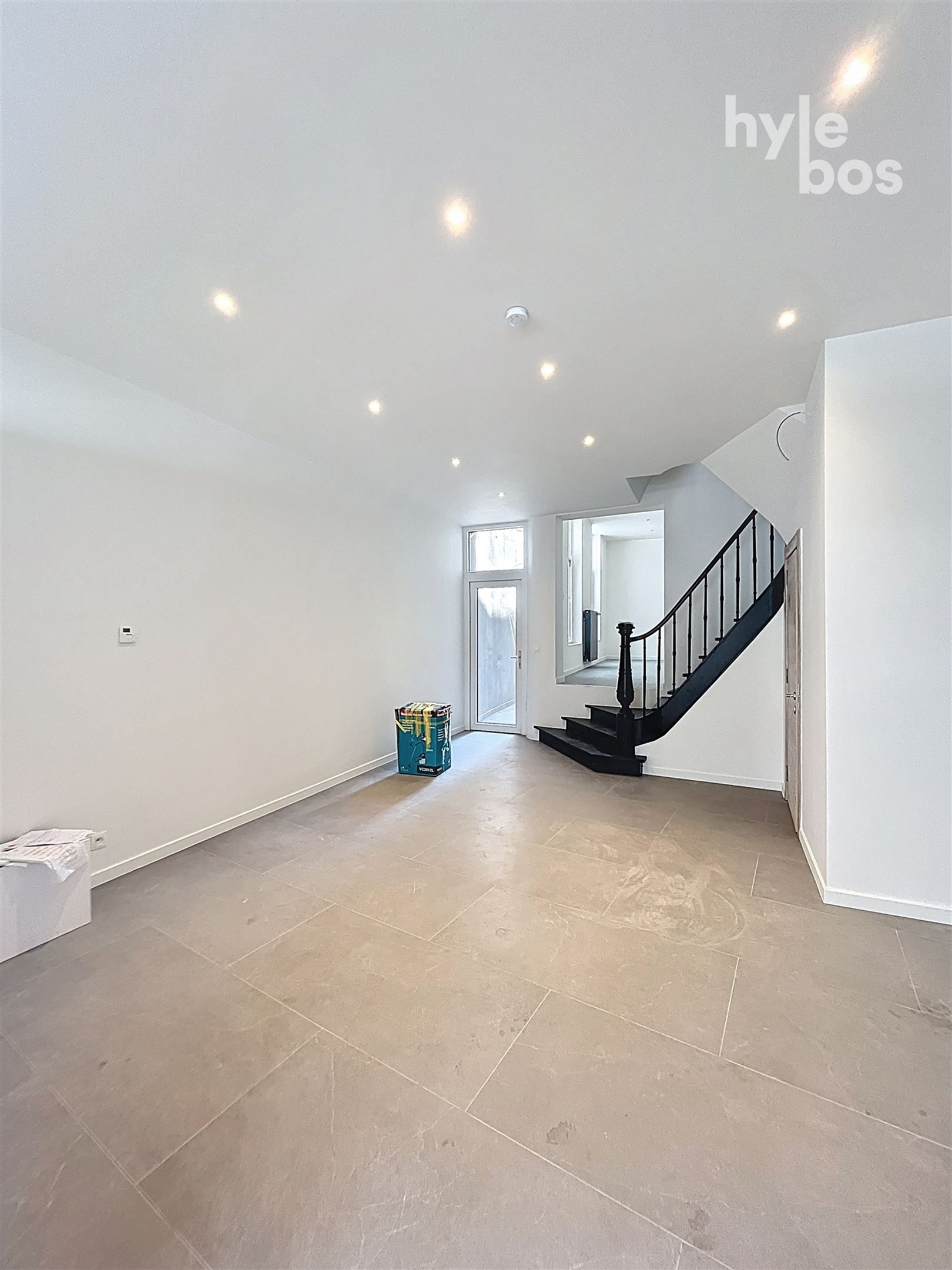 In stadscentrum gelegen, gerenoveerde woning met 3 slaapkamers foto 3
