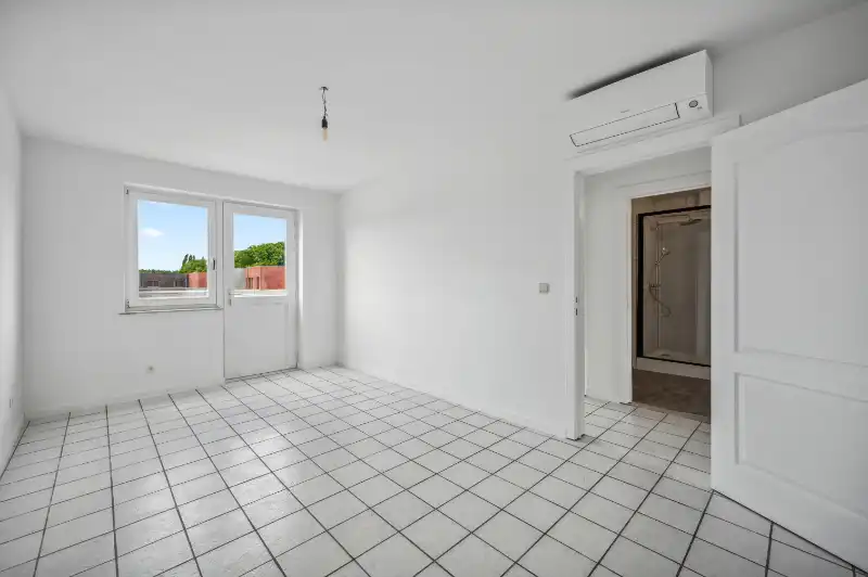 Ruim appartement op de 2 de verdieping foto 7