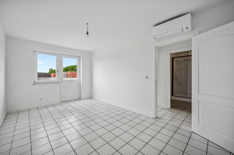 Ruim appartement op de 2 de verdieping foto 7
