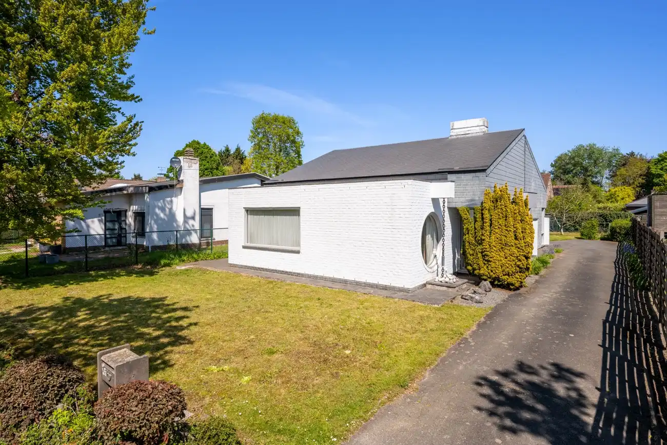 Hoofdfoto van de publicatie: Architecturale gelijkvloerse open woning met inpandige garage op toplocatie nabij het centrum van Lochristi!