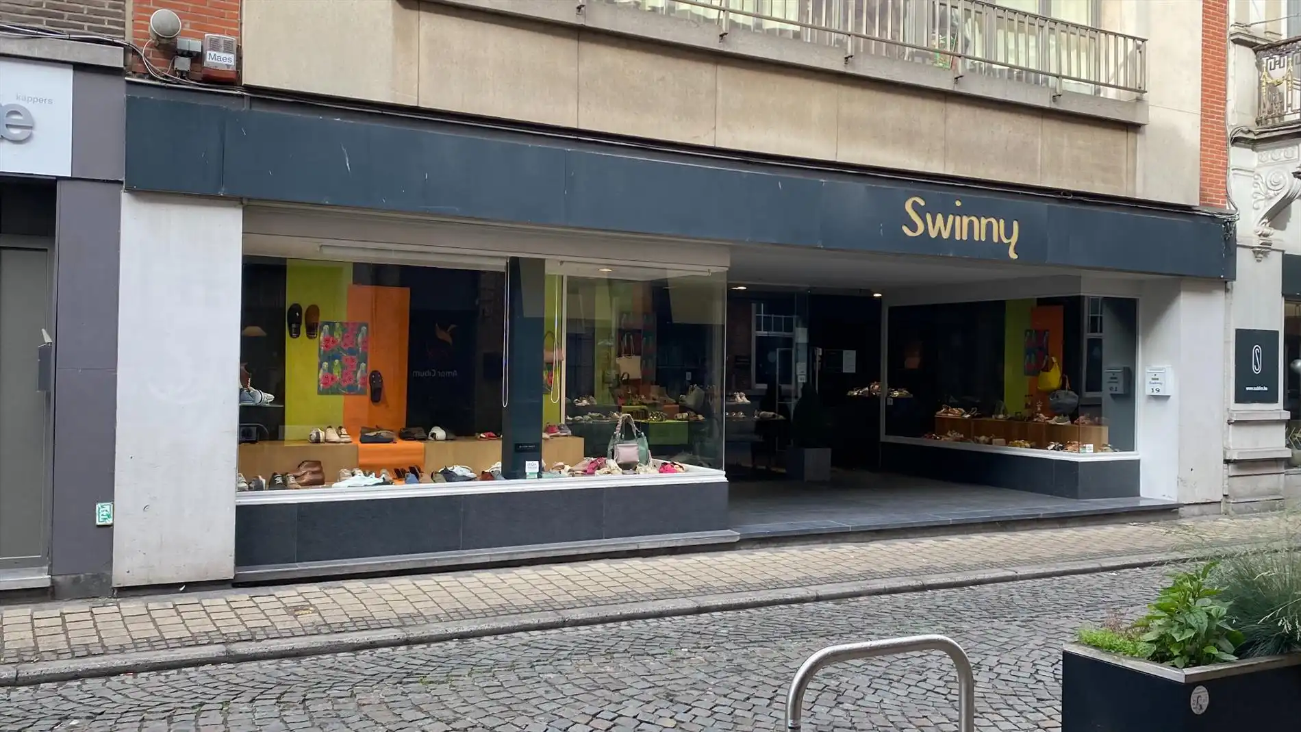 Top gelegen instapklaar handelspand te Lokeren - Kerkstraat foto 2