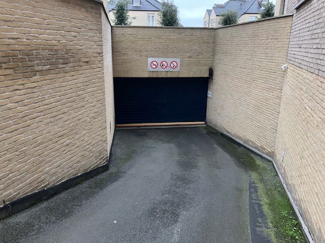 Ruime gesloten garagebox foto 7