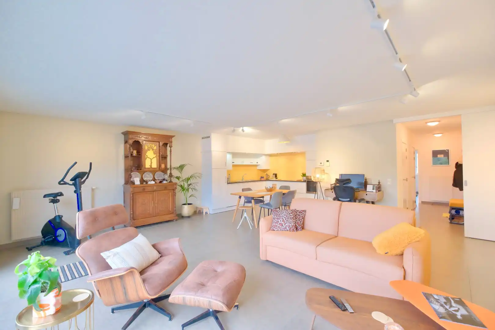 Gelijkvloers app met 2 slaapkamers, ruim terras en garage! foto 3