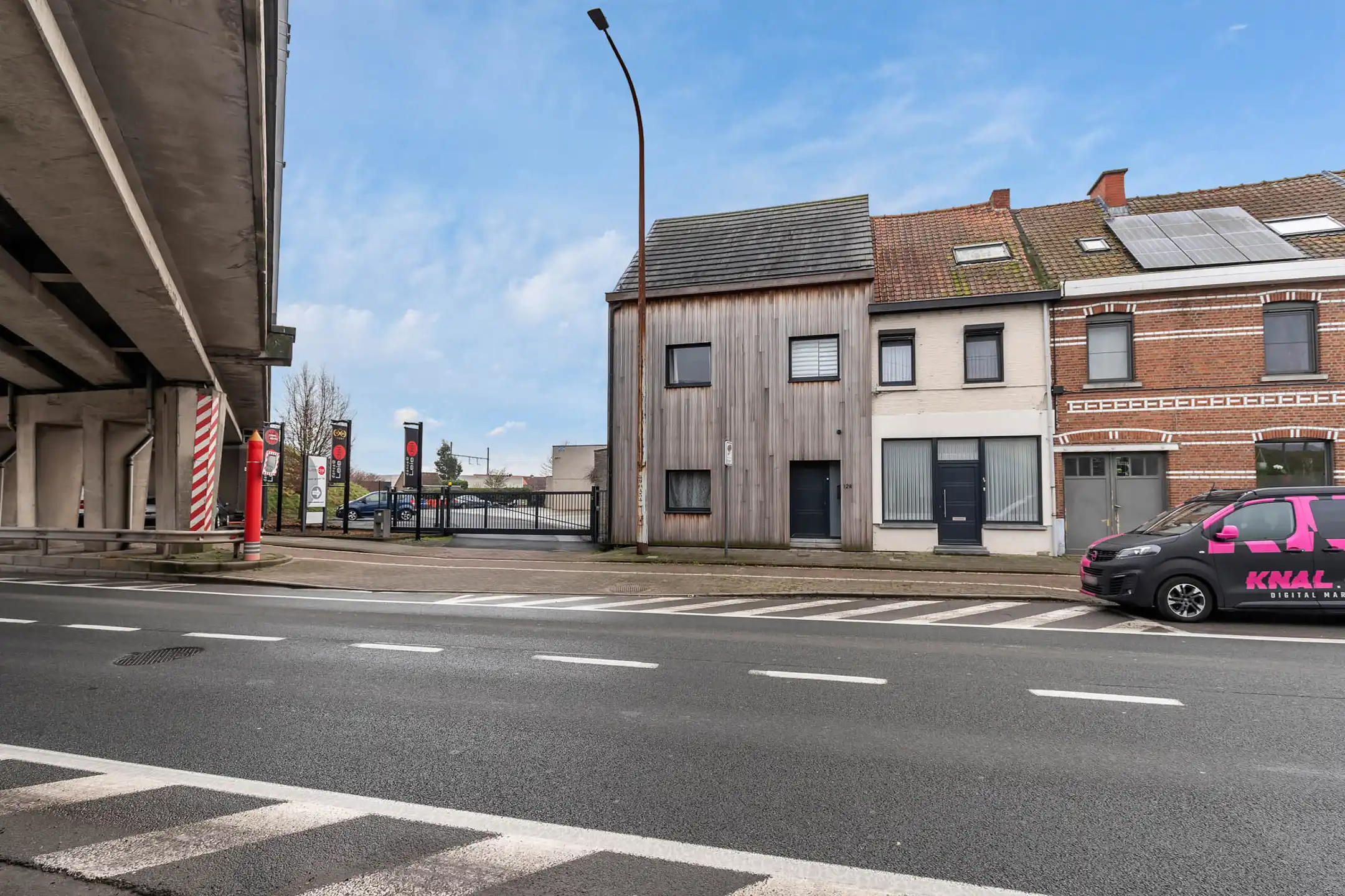 Ruime halfopen bebouwing Te koop in Deinze foto {{pictureIndex}}