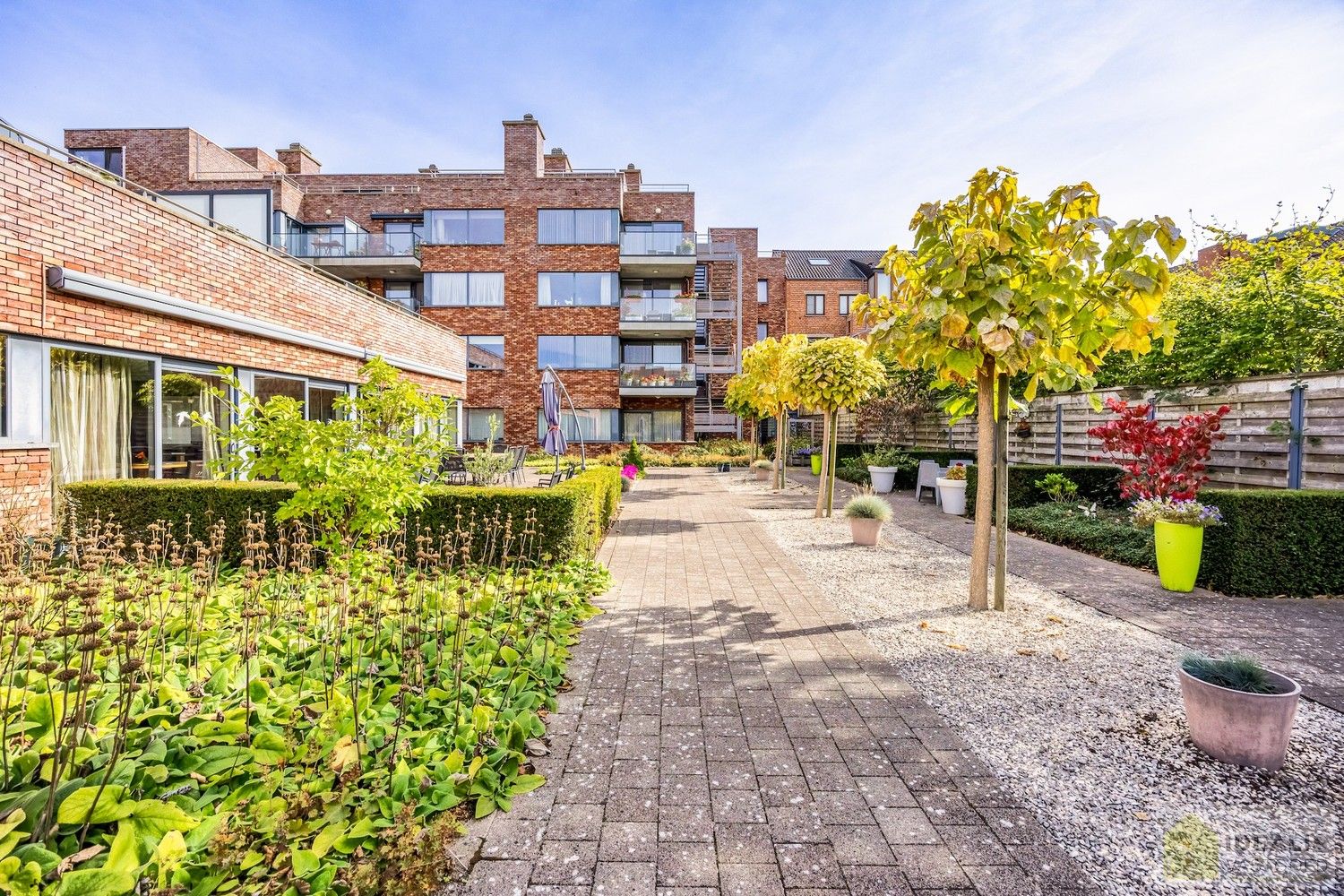 IDEALIS VASTGOED – HOOGWAARDIG AFGEWERKTE ASSISTENTIE-APPARTEMENT IN RESIDENTIE NUMA OP EEN TOPLOCATIE. Gelegen op de 2de verdieping met een bewoonbare oppervlakte van ca. 60m² biedt dit knappe assistentie-appartement een aangename leefruimte met aansluitend een zonnig overdekt terras, uitgeruste keuken en een ruime slaapkamer met veel lichtinval! Daarnaast kan er gebruik gemaakt worden van de talrijke gemeenschappelijke ruimtes en kan men aangenaam vertoeven in de prachtige gemeenschappelijke tuin, een oase van rust! foto 11