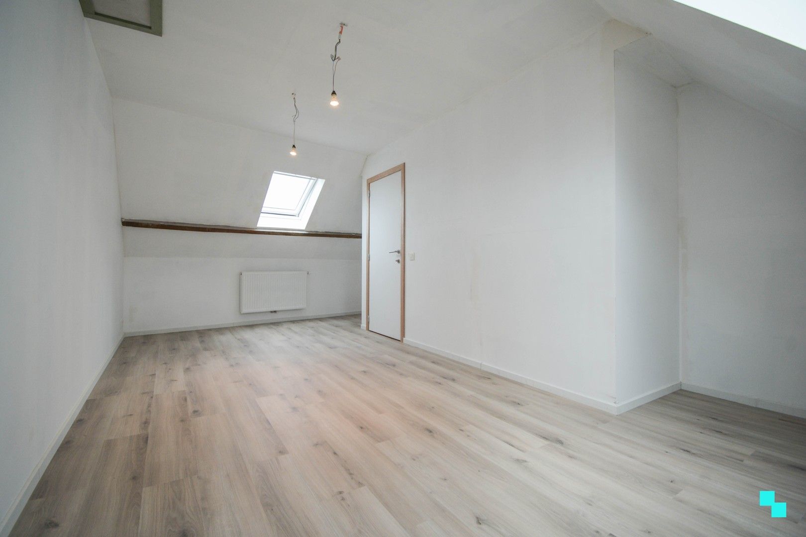 Totaal gerenoveerde woning met garage te centrum Roeselare foto 27