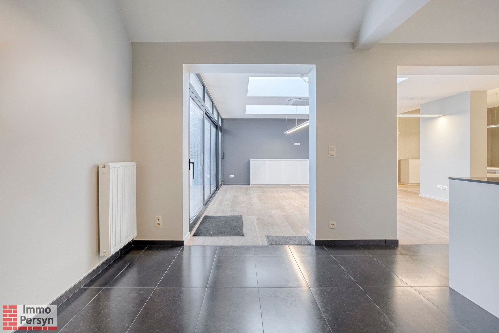 Ruim gelijkvloers appartement met tuin en 2 staanplaatsen. foto 17