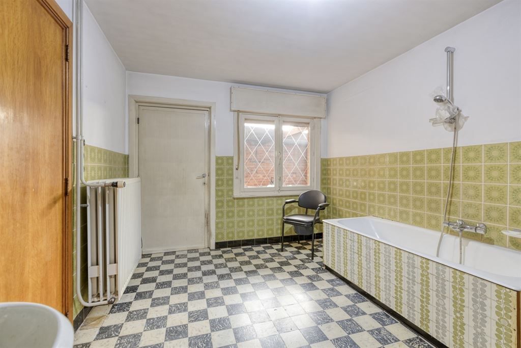 Knappe, te renoveren, woning op een gunstige locatie te Aarschot!  foto 11