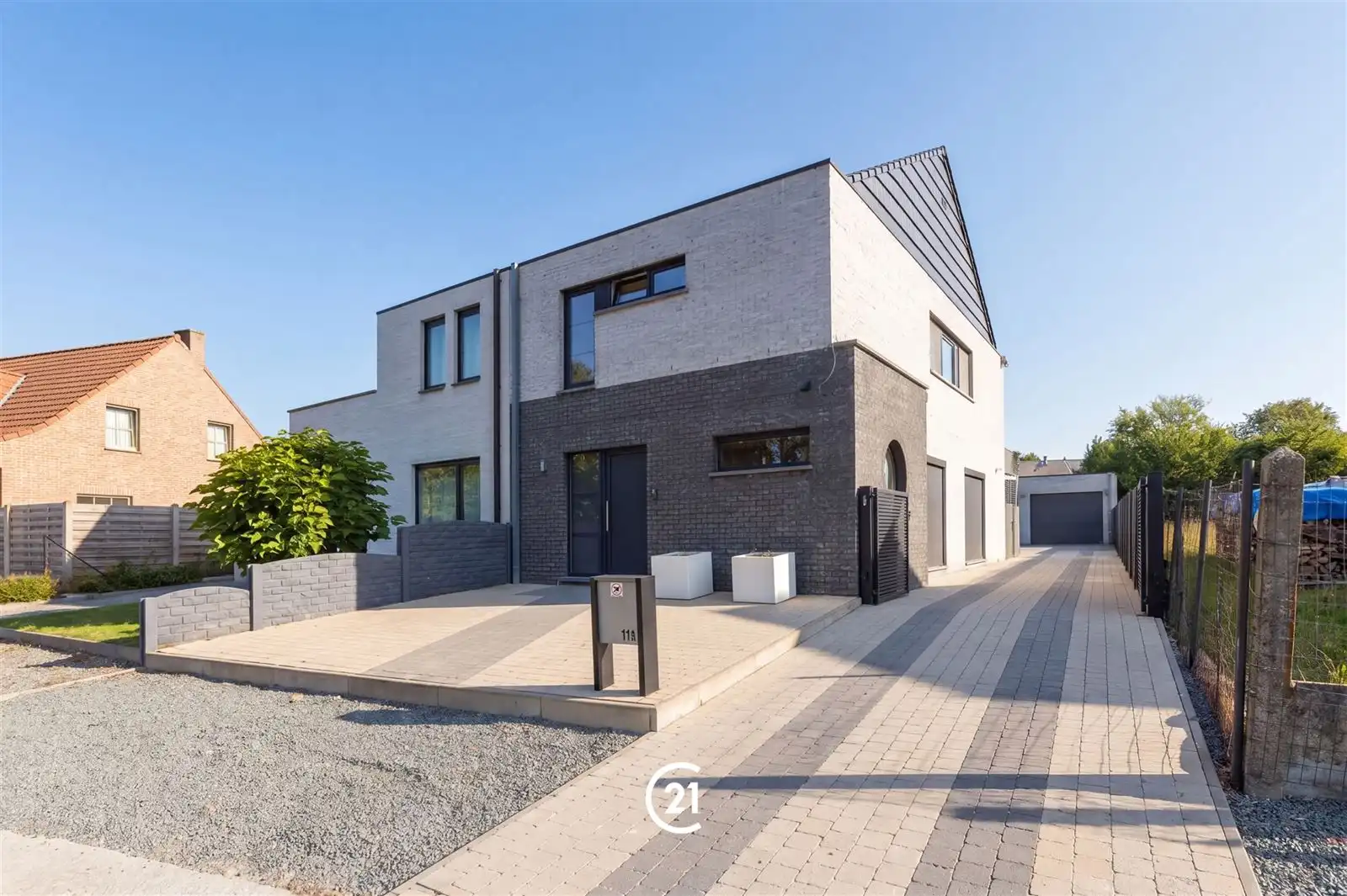 Instapklare gezinswoning met ruime garage foto {{pictureIndex}}