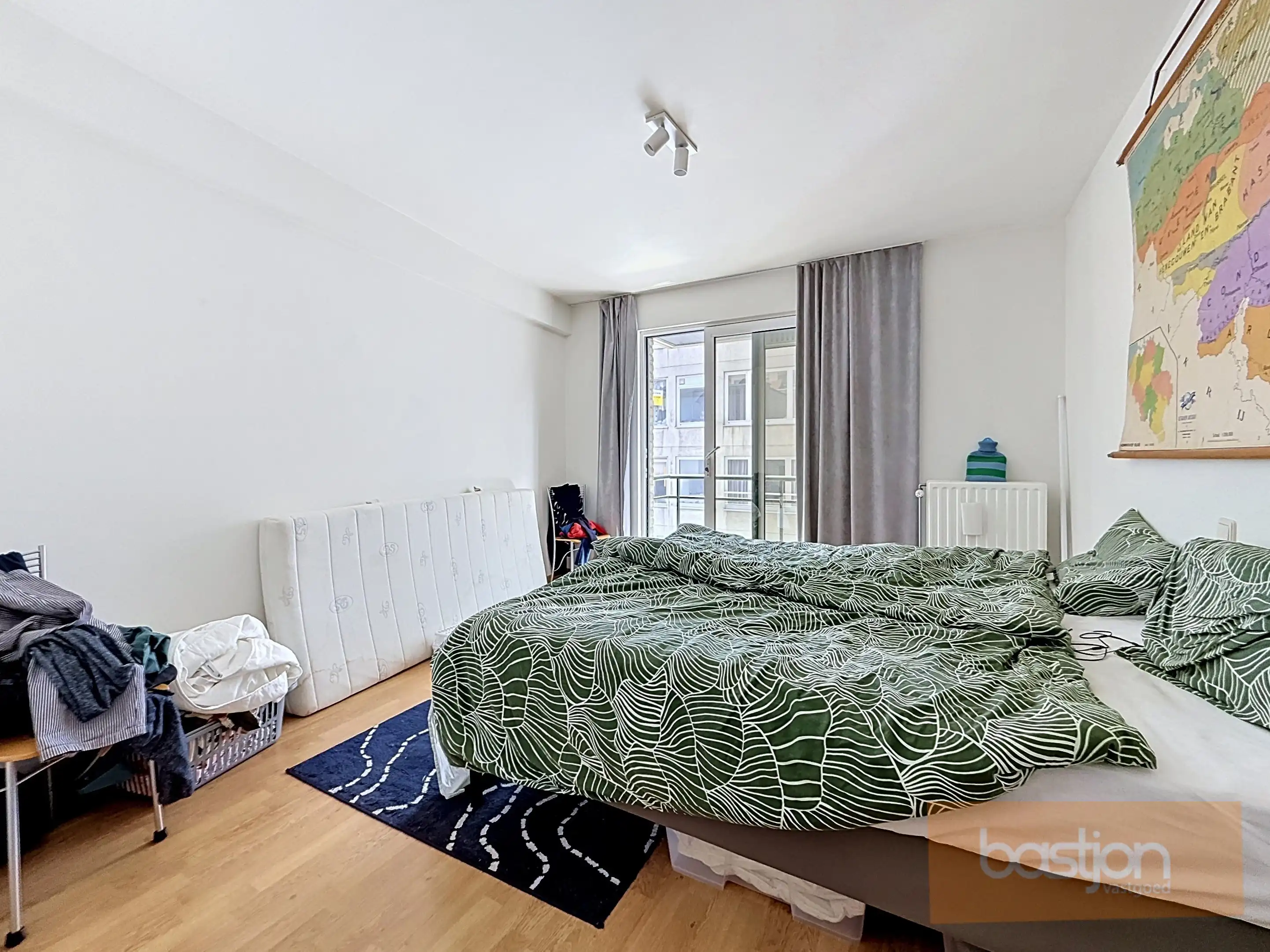 Centraal gelegen ruim appartement met 3 slaapkamers en garage. foto 9