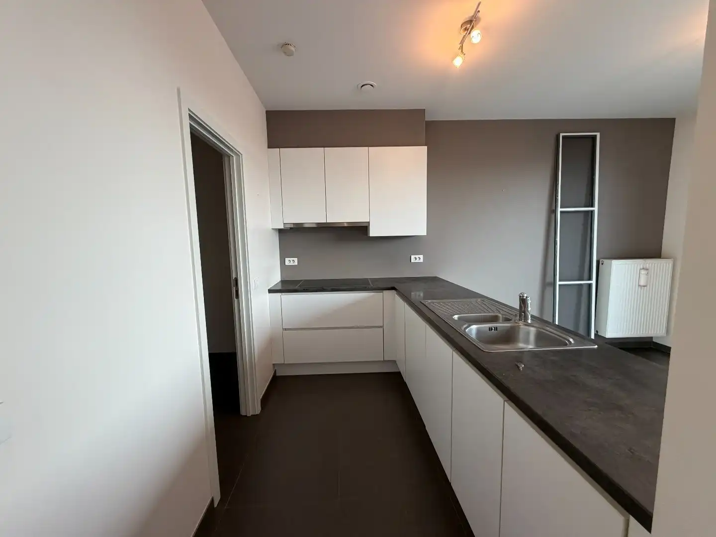 Uiterst ruim appartement (119m²)  met twee slaapkamers op de markt van Houthulst foto 5