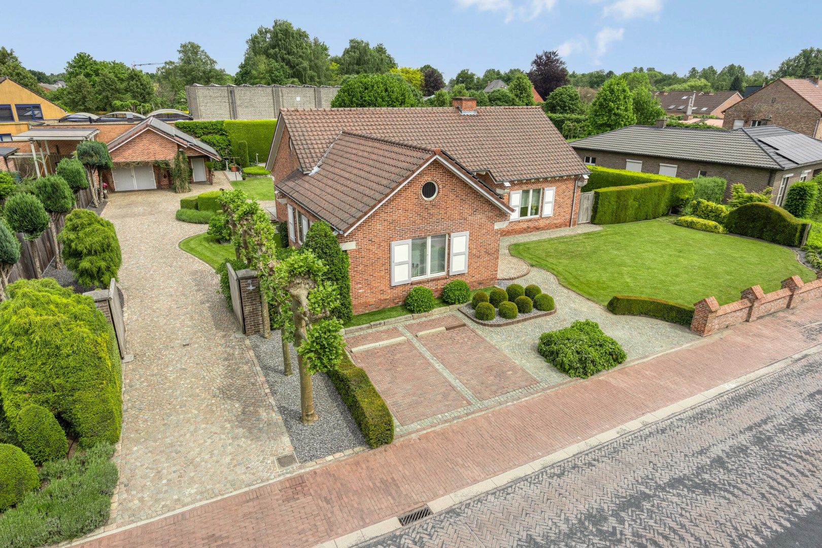 Ruime goed onderhouden woning op een prachtig perceel met praktijk mogelijkheid foto {{pictureIndex}}