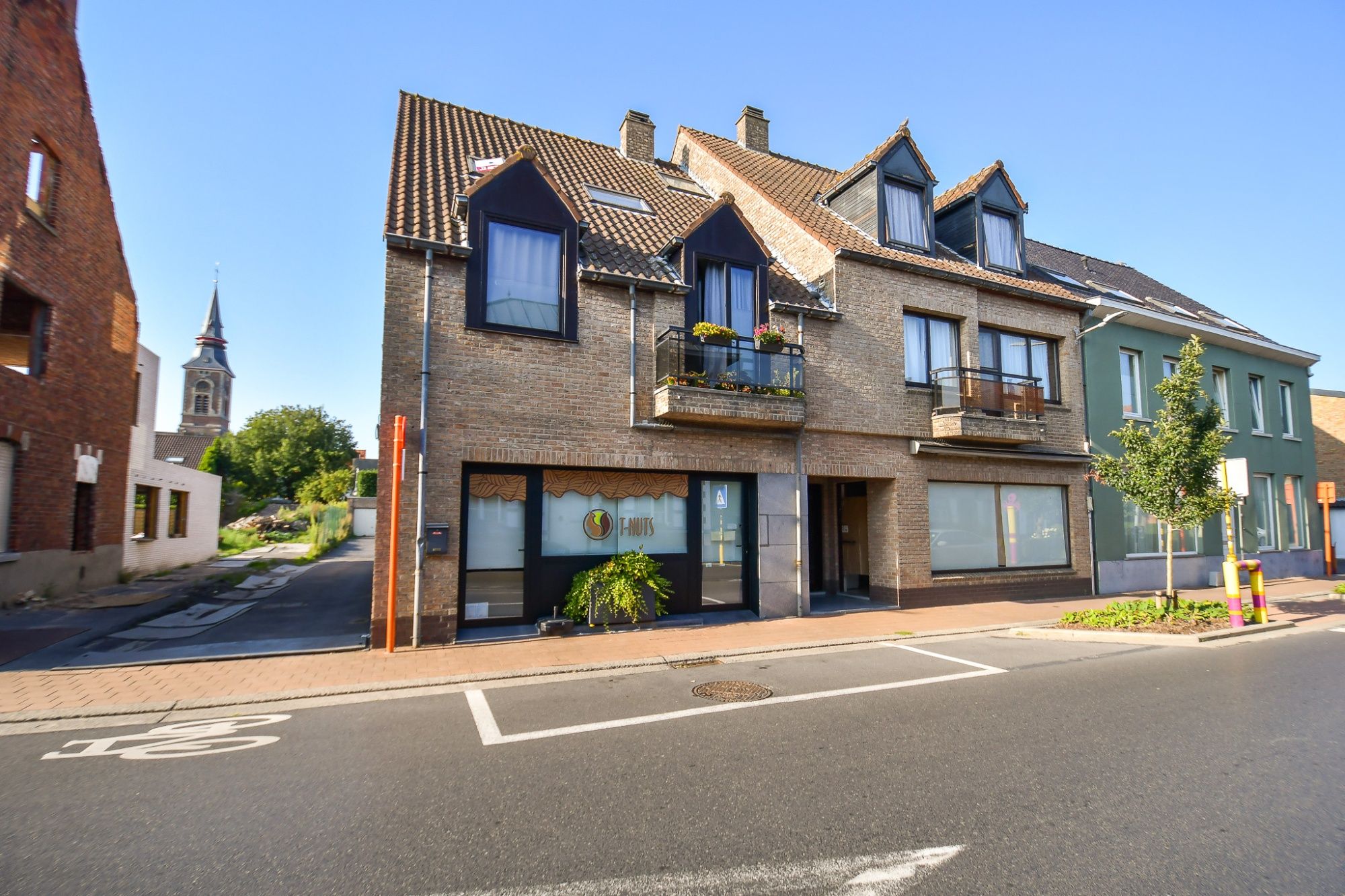 Centraal gelegen één-slaapkamerappartement met garage foto {{pictureIndex}}