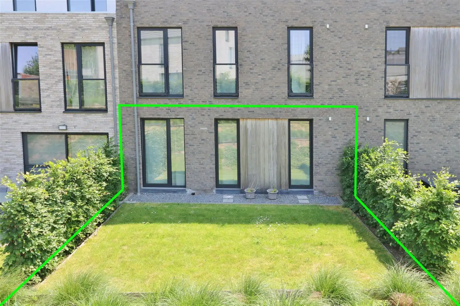Gelijkvloersappartement met 2 slaapkamers, tuin en staanplaats foto {{pictureIndex}}