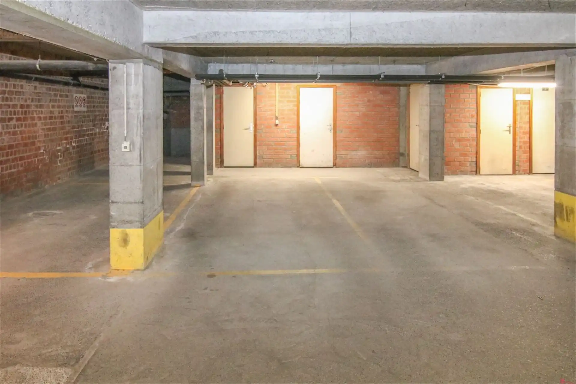 Overdekte autostaanplaats centrum Kortrijk foto 3