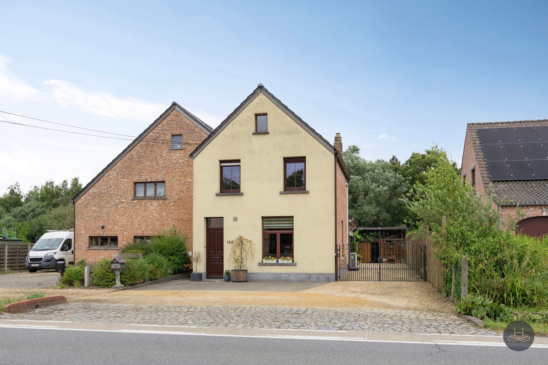 Karaktervolle woning met prachtige buitenruimte foto {{pictureIndex}}