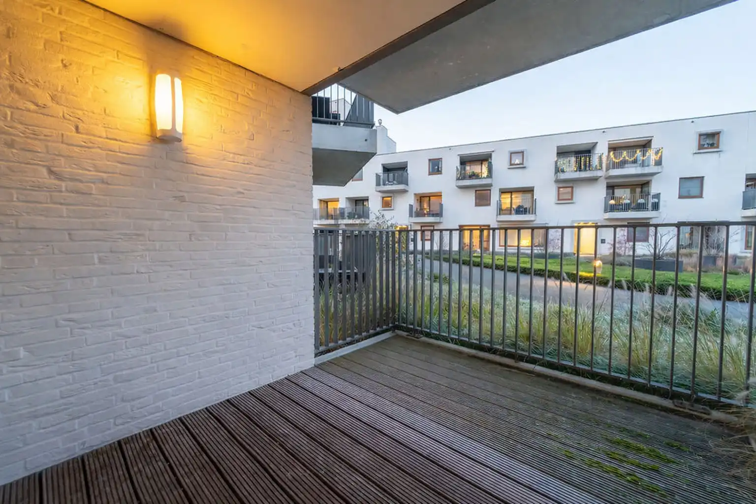 MODERN EN ENERGIEZUINING APPARTEMENT MET 1 SLAAPKAMER EN EIGEN PARKING TE BILZEN foto {{pictureIndex}}