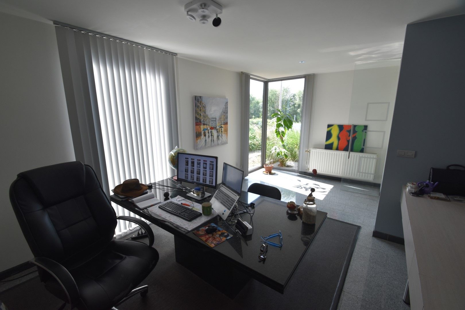 Moderne woning in rustige straat foto 15