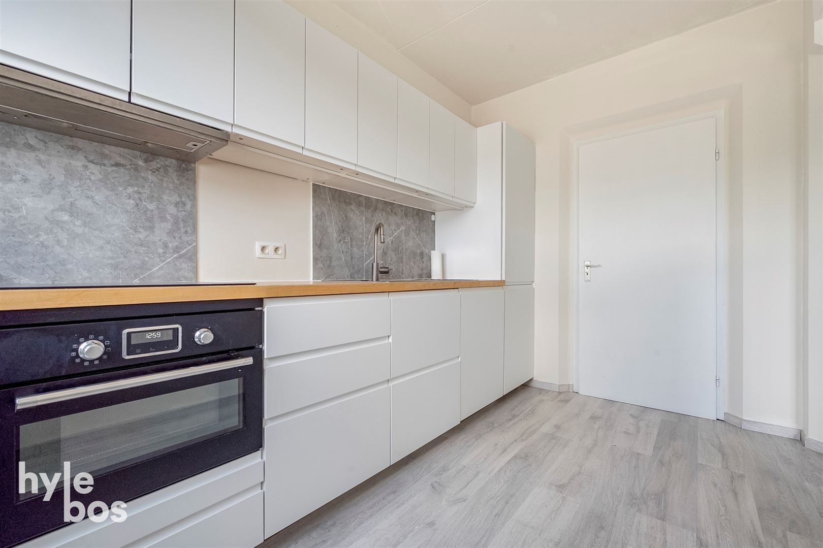 Instapklaar 2 slaapkamer appartement gelegen op de Markt van Moerbeke foto 10