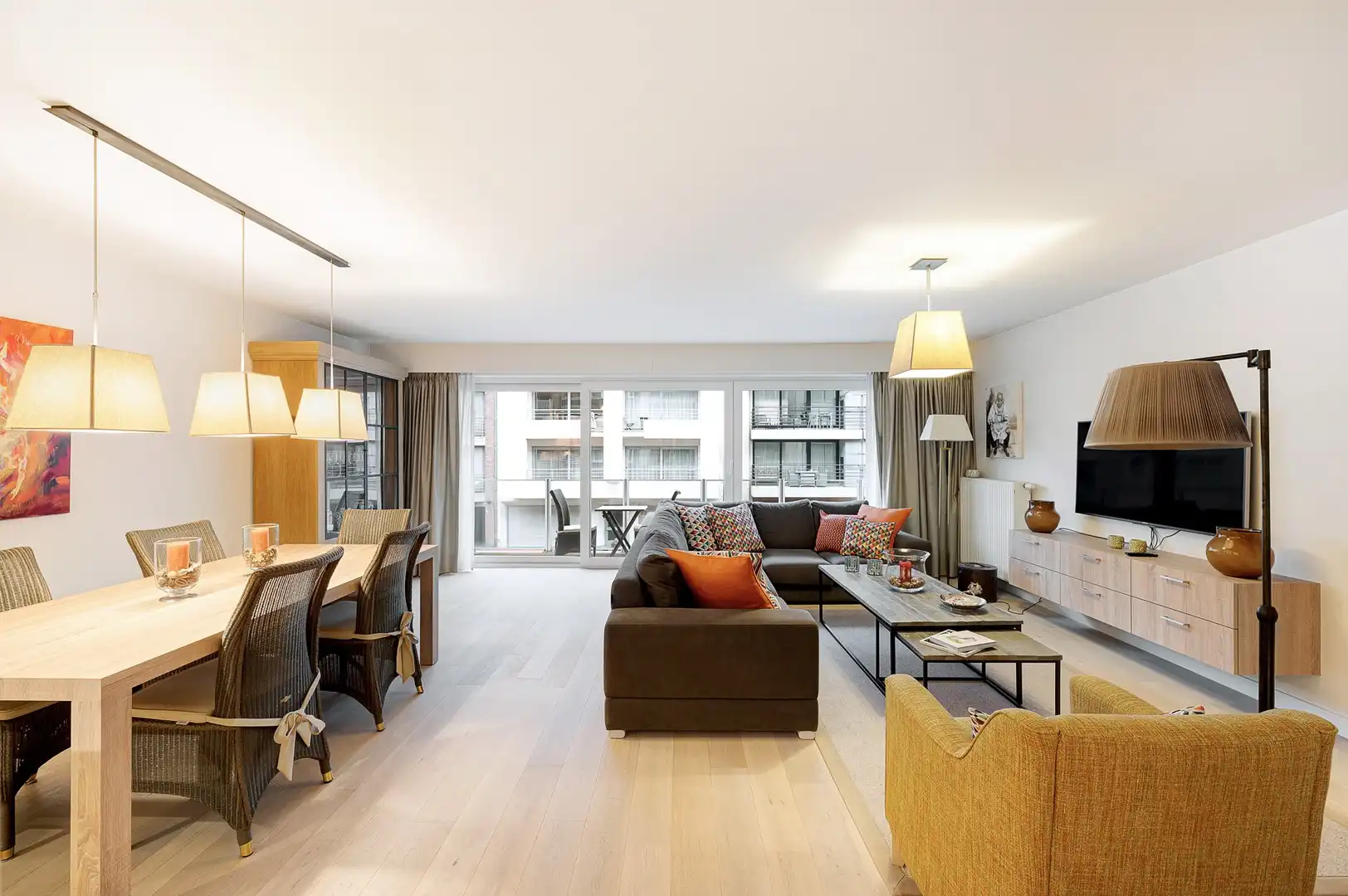 Lichtrijk appartement van 100 m² met terras, gelegen in de Koningslaan. foto 3