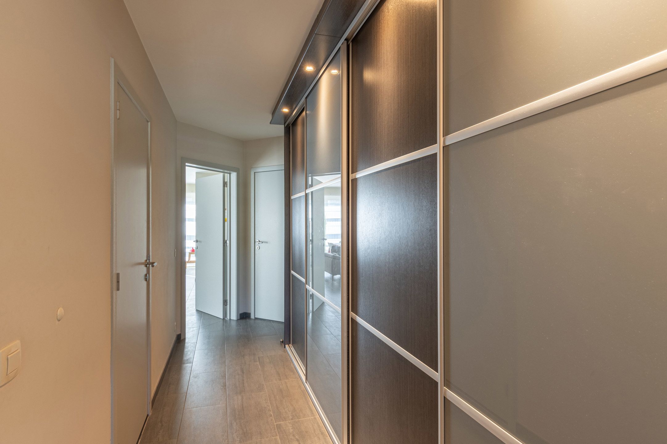 Leuk gelegen 2slpk appartement met terras en garage foto 14