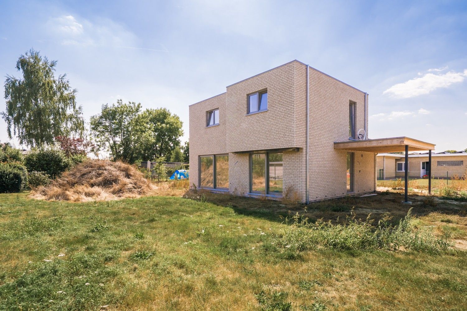 Energiezuinige nieuwbouwwoning met 3 slaapkamers en carport op een rustige locatie foto {{pictureIndex}}