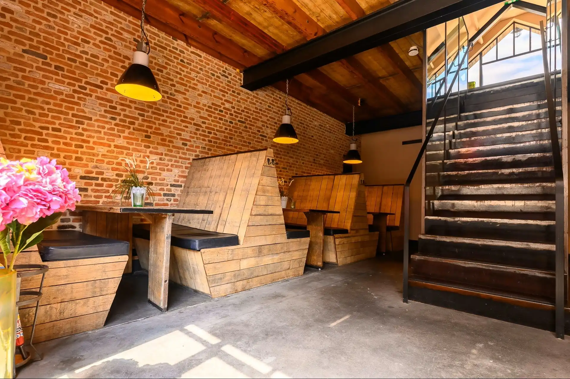 Instapklare handelsruimte van ca. 138 m² met een uitzonderlijk aangelegd terras van ca. 150 m², centraal gelegen in Reet. foto 4