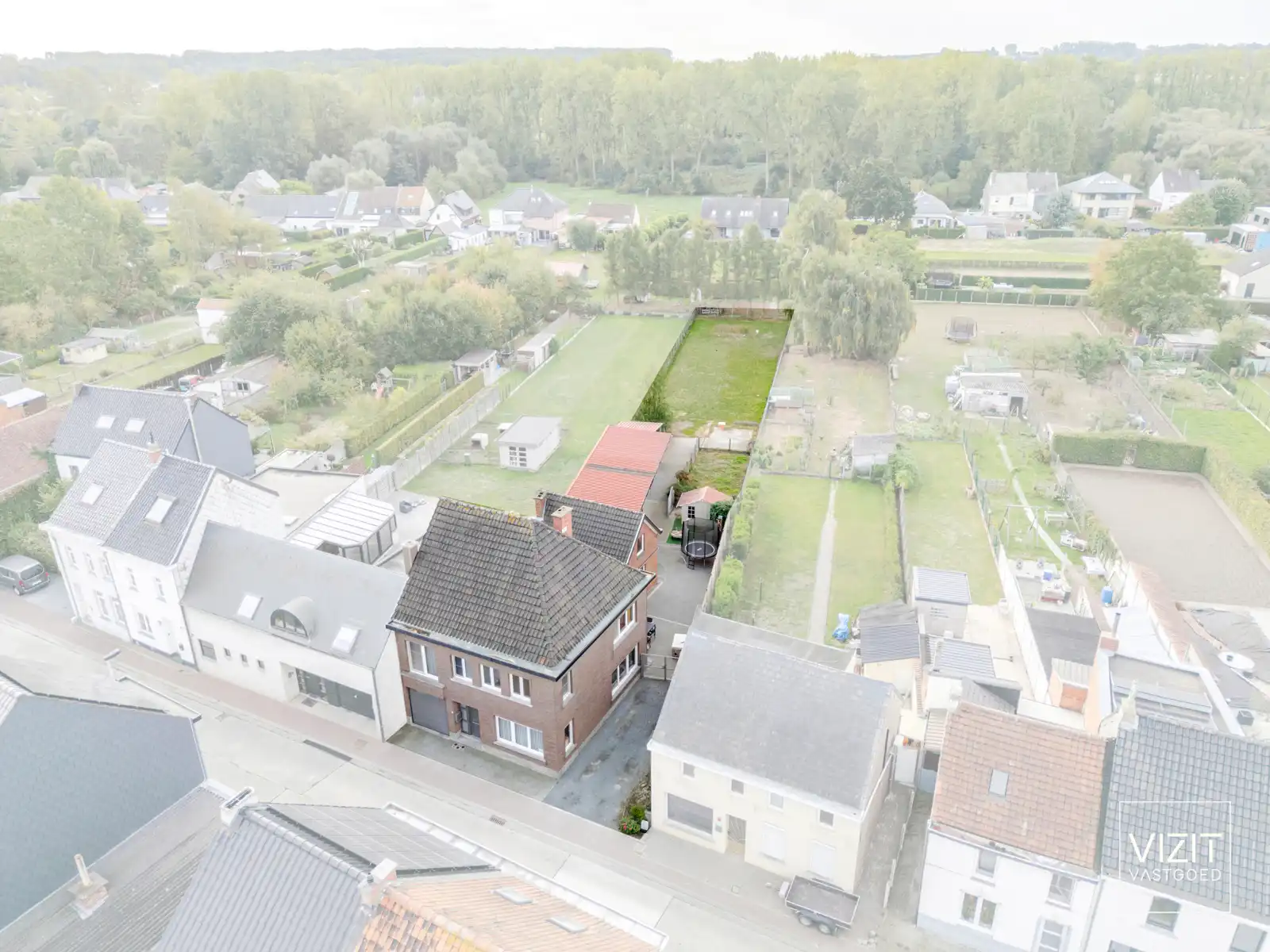 Hoofdfoto van de publicatie: Halfopen woning met 4 slaapkamers en stallingen! 
