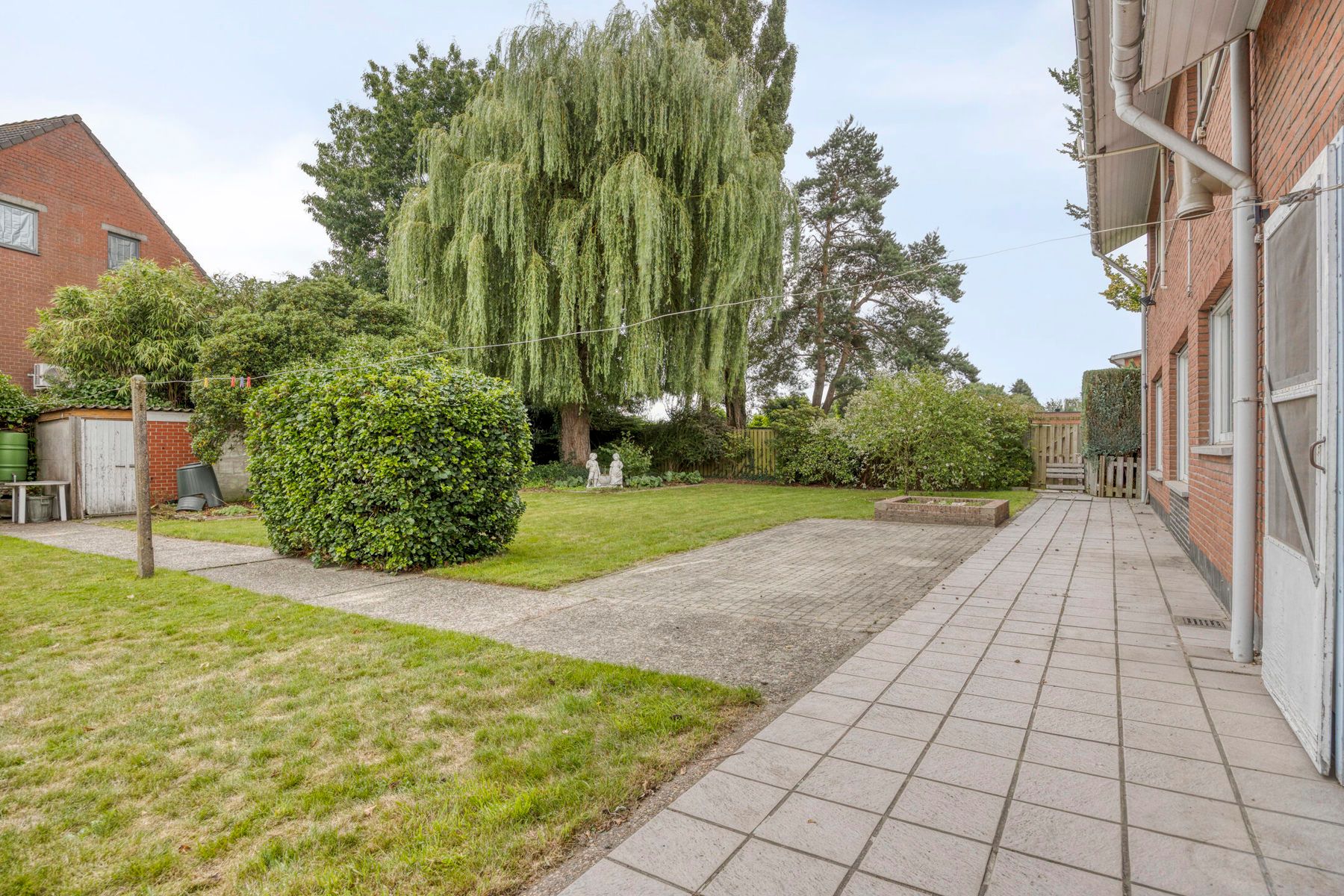 Ruime open bebouwing (250m²) op perceel van 807m². foto 15
