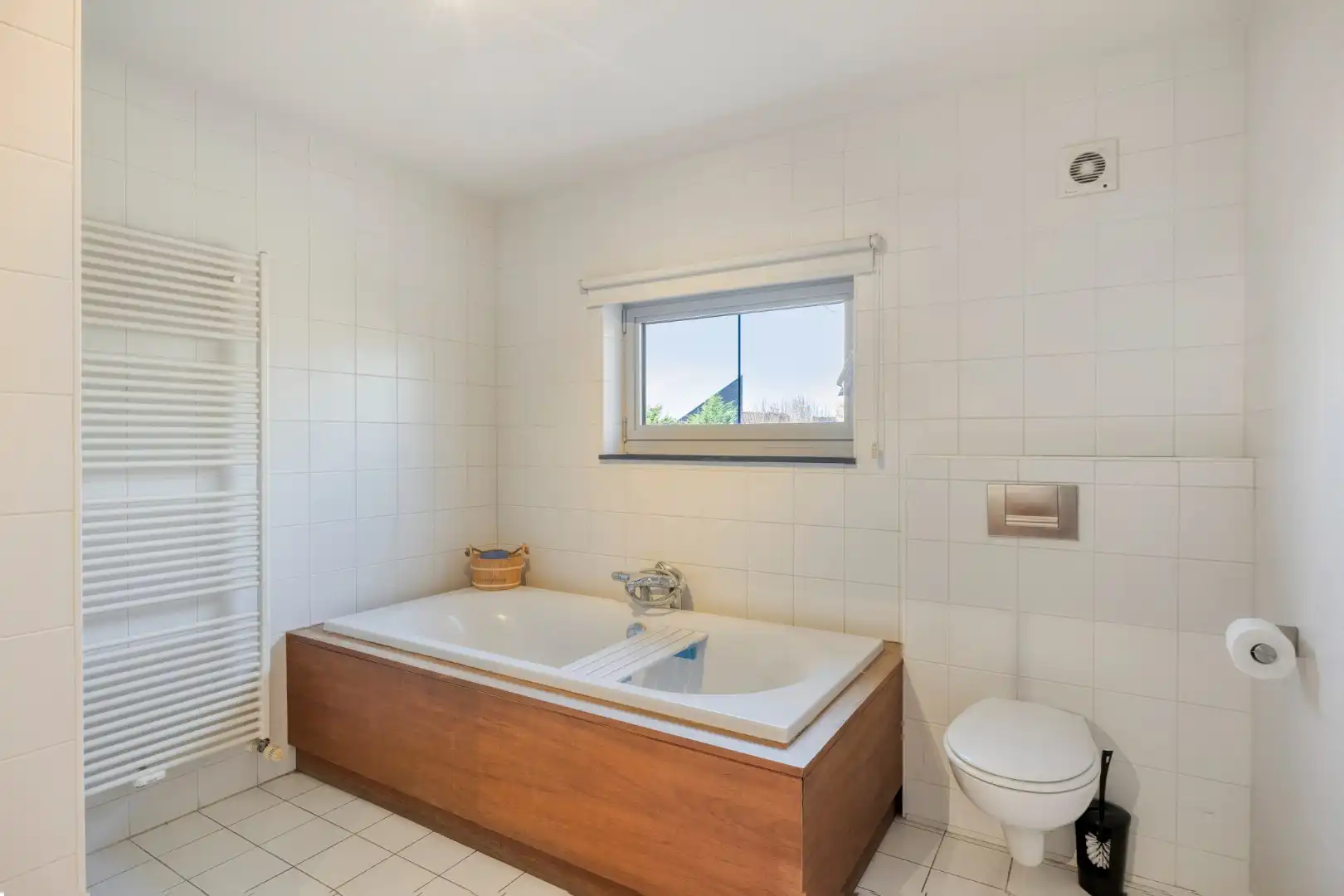 Moderne, ruim ingedeelde woning op een mooi perceel van 13 are met zwembad. foto 25