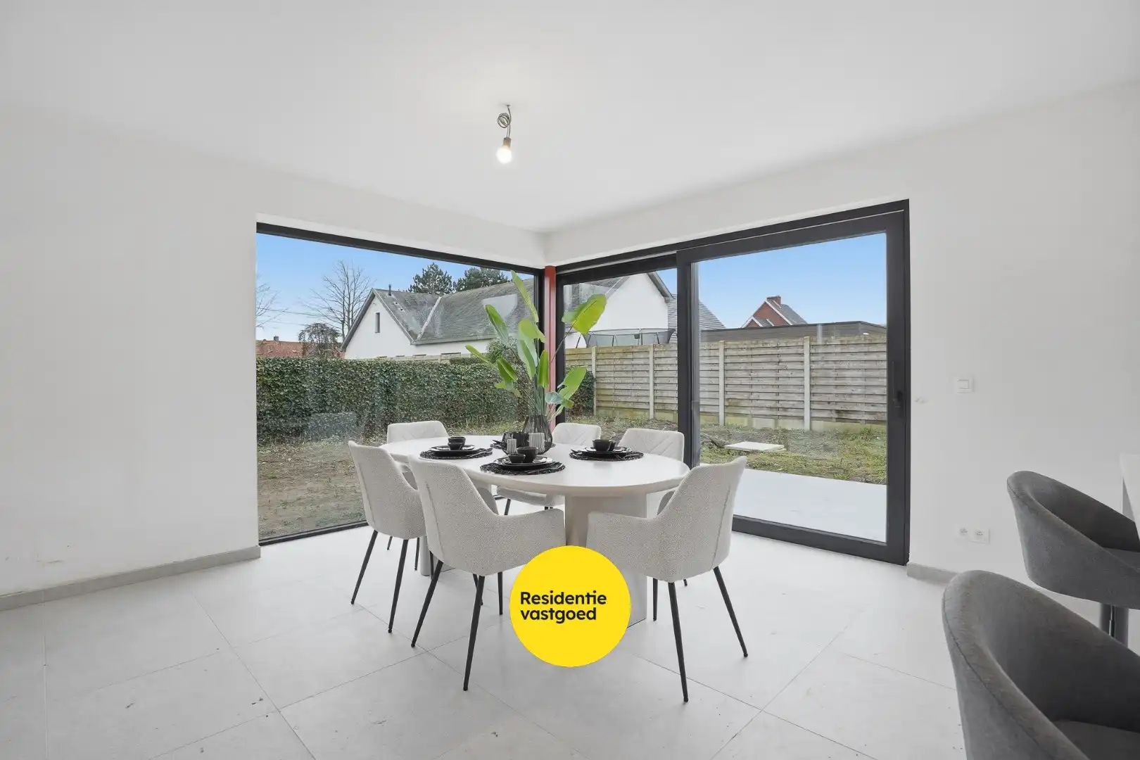 Moderne halfopen nieuwbouw woning op 265 m² met hoogwaardige afwerking foto {{pictureIndex}}