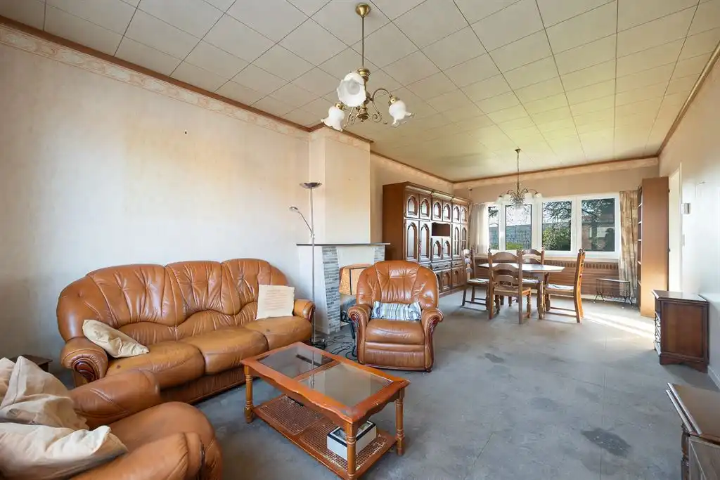 Bel-étage woning met oprit en  ruime tuin foto 2