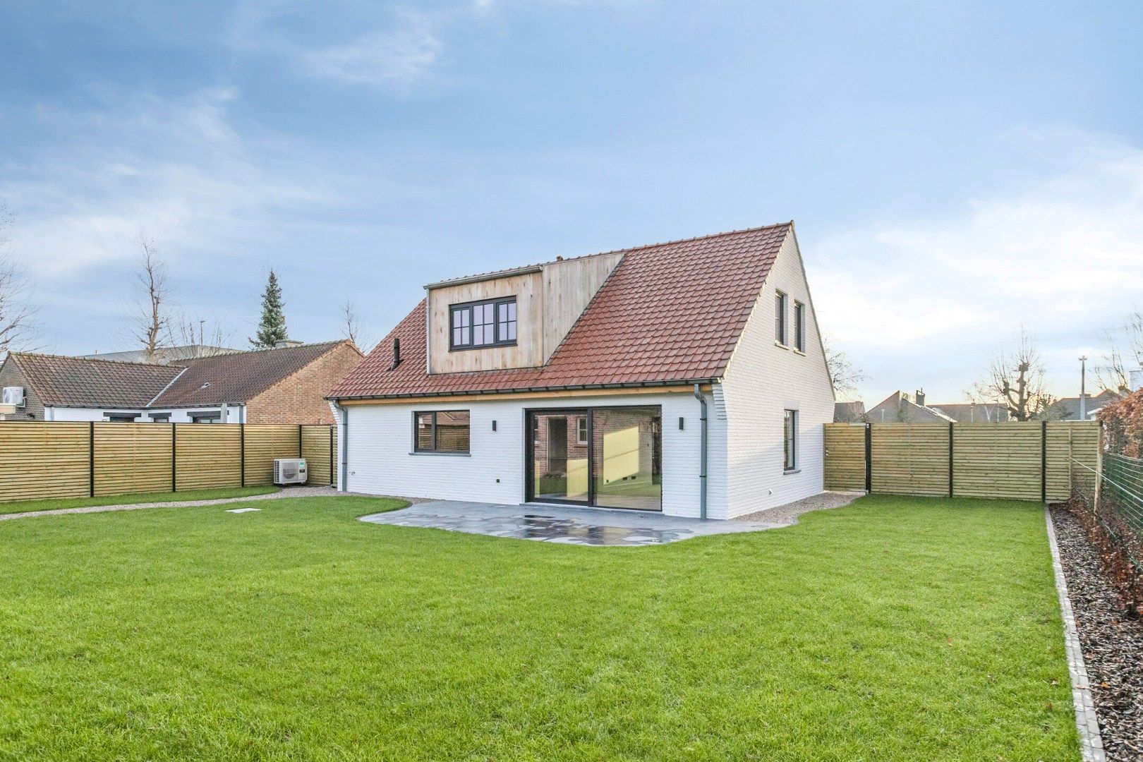 Compleet gerenoveerde villa met 3 slks, aangelegde tuin in een doodlopende straat. foto 17